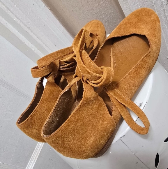 Gianni Bini Brown Strapped Leather Ankle Flats Size 7.5M🌴 - Picture 6 of 11